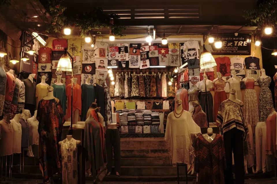 Chủ shop và nhân viên tại tiệm