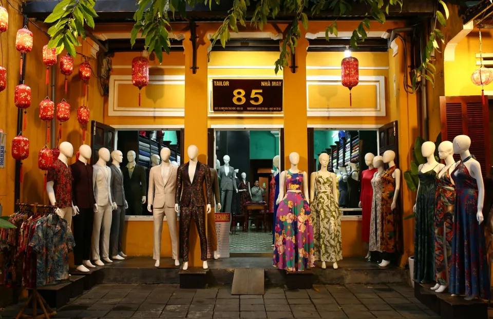 Chủ shop và nhân viên tại tiệm